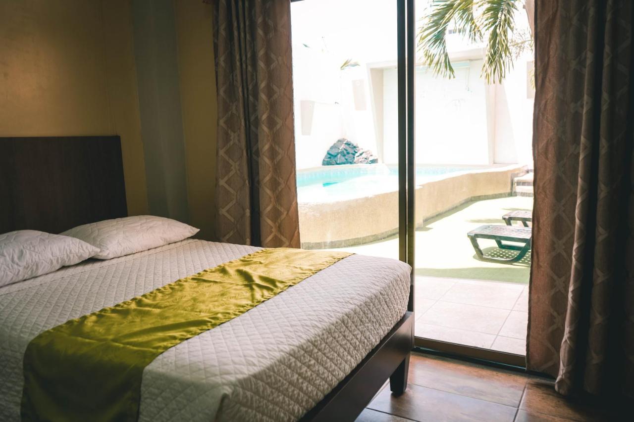 Hotel Manta Beach Madrigal Exteriör bild